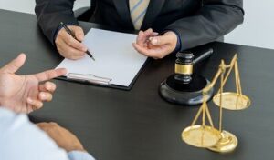 اصالت صیانت از آزادی نقد و با الزام به پاسخگویی متقابل در برابر سوءاستفاده از ابزار شکایت‌های قضائی