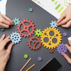 اصالت اهمیت تردید هوشمندانه و پرسشگری مستمر به‌عنوان ابزار تشخیص واقعیت از فریب در تصمیم‌گیری کلان