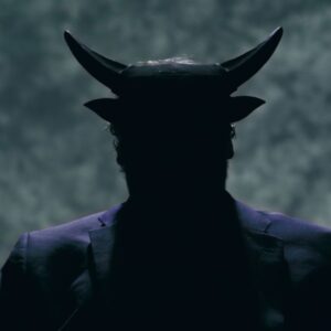 اصالت تشخّص شکل و هیبت شیطان به صورت پیرمردی با سری بزرگ و قامتی بلند که دو چشم دراز دارد