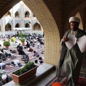 اصالت نقش مراجع و نخبگان معتبر در هدایت و فهم به موقع پیچیدگی‌های اجتماعی و سیاسی